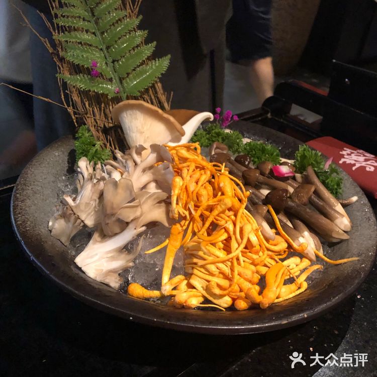 点了套餐另外加菜。服务员非常热情，一直帮忙