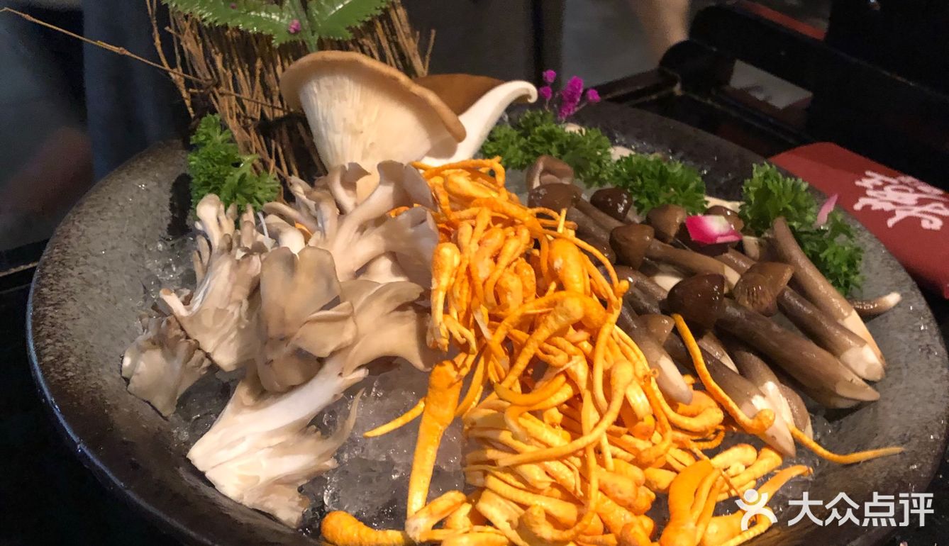 点了套餐另外加菜。服务员非常热情，一直帮忙