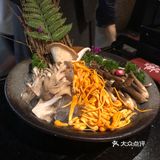 点了套餐另外加菜。服务员非常热情，一直帮忙