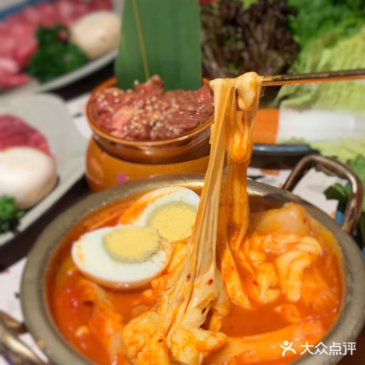 环境： 来自韩国首尔的烤肉果然不一样，装修的是夜店风