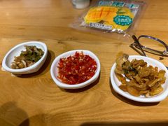 店家自制小菜-呷佬·长沙手工米粉(金沙江路店)