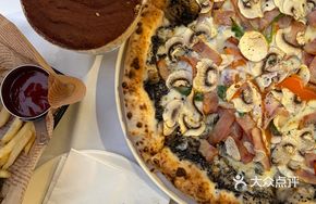 Black Truffle Mushroom Chicken Pizza