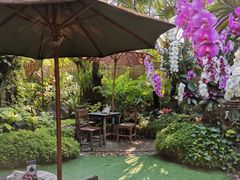 -Chom Cafe and Restaurant