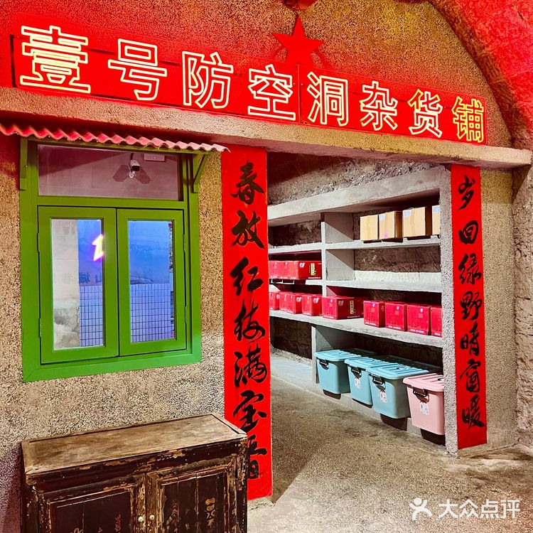 重庆旅游三连，洪崖洞、十八梯、吃防空洞火锅！