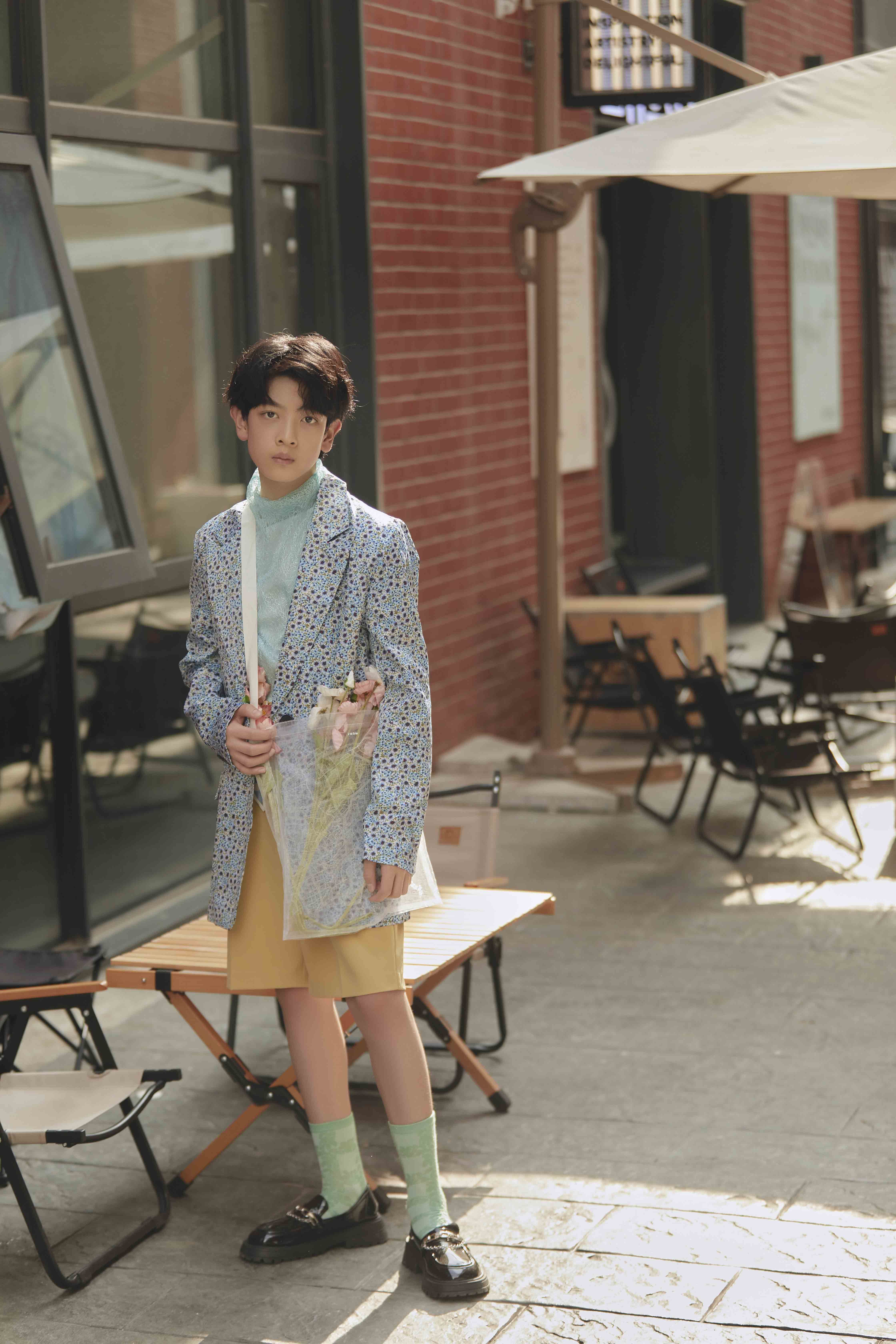 街头男生各显个性