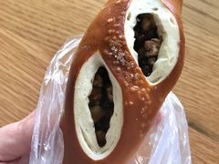 核桃红豆碱水-Dough&Joe团憩(瑞虹天地月亮湾店)