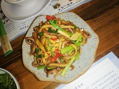 猪耳朵炒乳香干-胡桃里音乐酒馆(东区店)