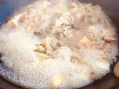 -粘豆包柴火铁锅炖