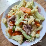 5分钟快手菜之花菜炒肉片。