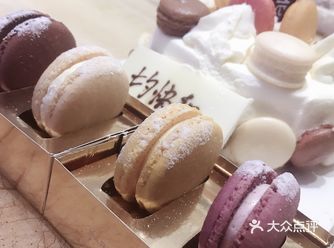 提前预订了一个马卡龙蛋糕