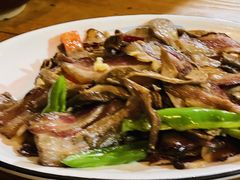 大脚菌炒腊肉-郑件洋芋饭庄