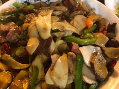 腊肉炒牛肝菌-海韵人家.海景花园经典云南菜(双廊店)