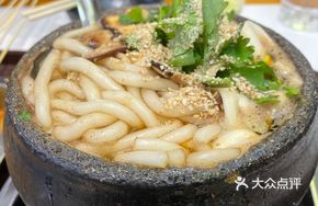 Potato Noodles in Clay Pot with Knife-Sliced Noodles