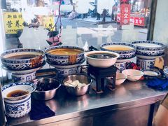 自助取餐区-何老二卤汁凉粉