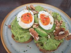 牛油果煮蛋吐司-RAC BAR(安福路店)