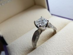 -威德钻石-克拉钻大本营(南京东路店)