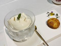 杏仁白玉布丁配蜜汁叉烧酥-广舟(千禧店)