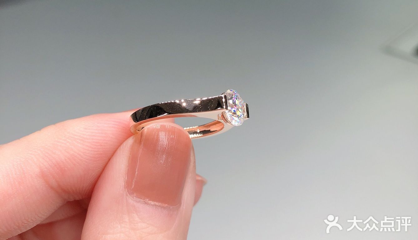 非常简约中性的一款戒指 使用的卡镶镶嵌方法