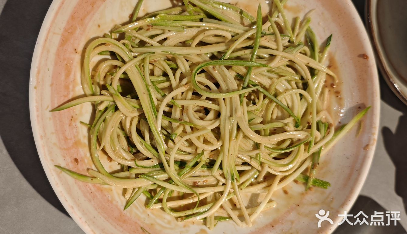 两人餐足够三个人吃。绿豆沙还做了不甜的，非常好