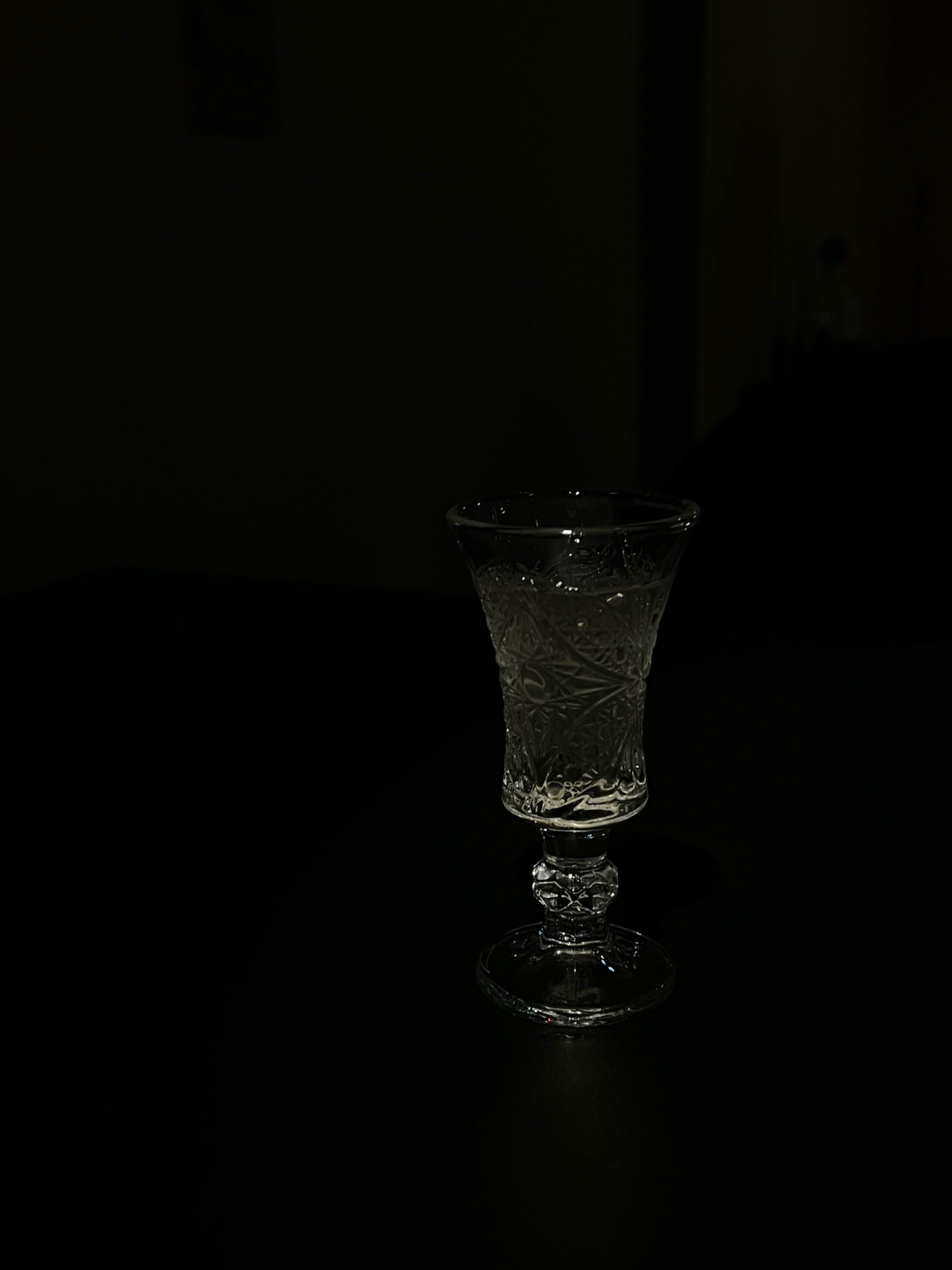 一杯酒的静谧夜晚