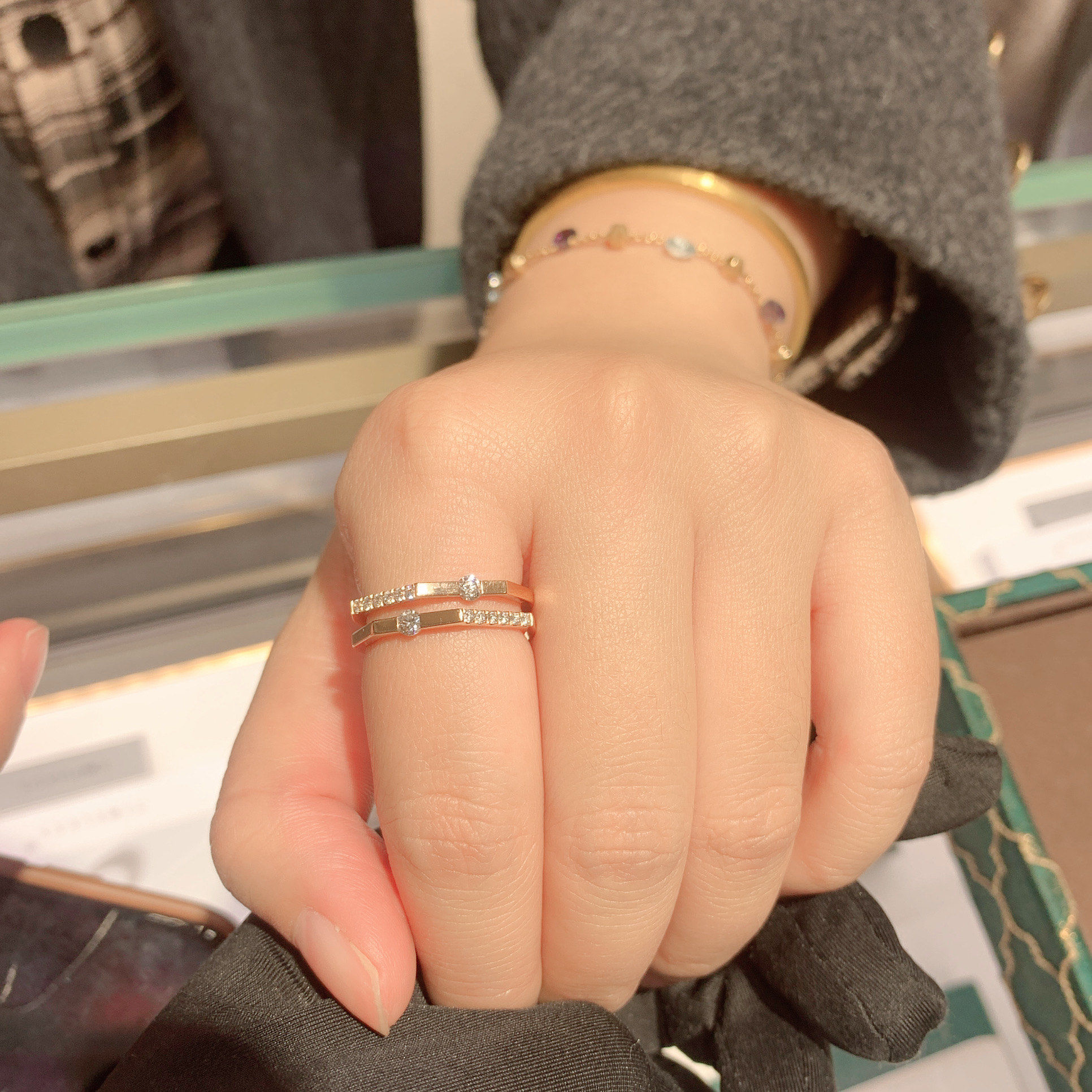 晒晒闺蜜款珠宝戒指
小姐姐对闺蜜说