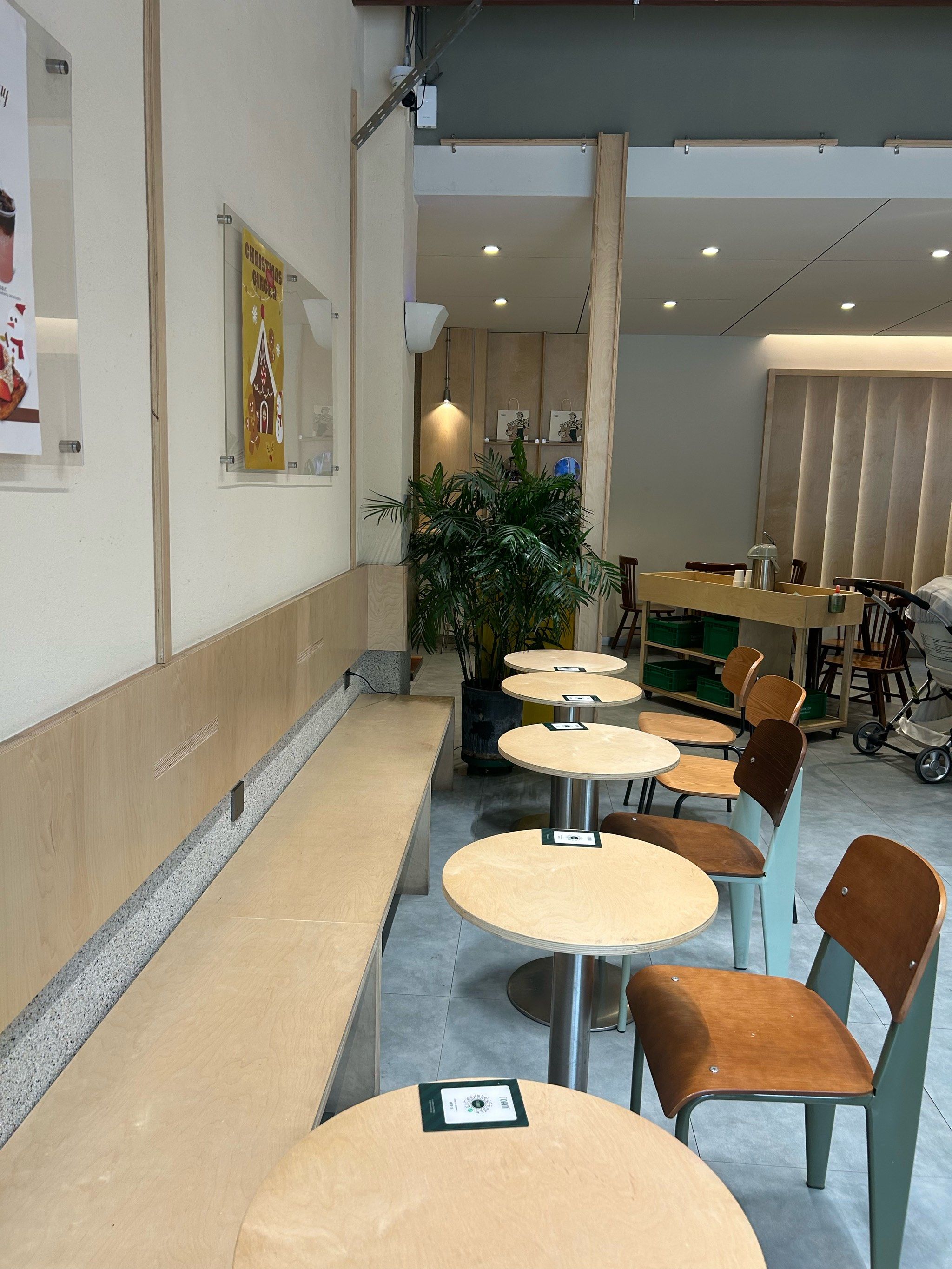 奶茶店的悠闲座位安排
