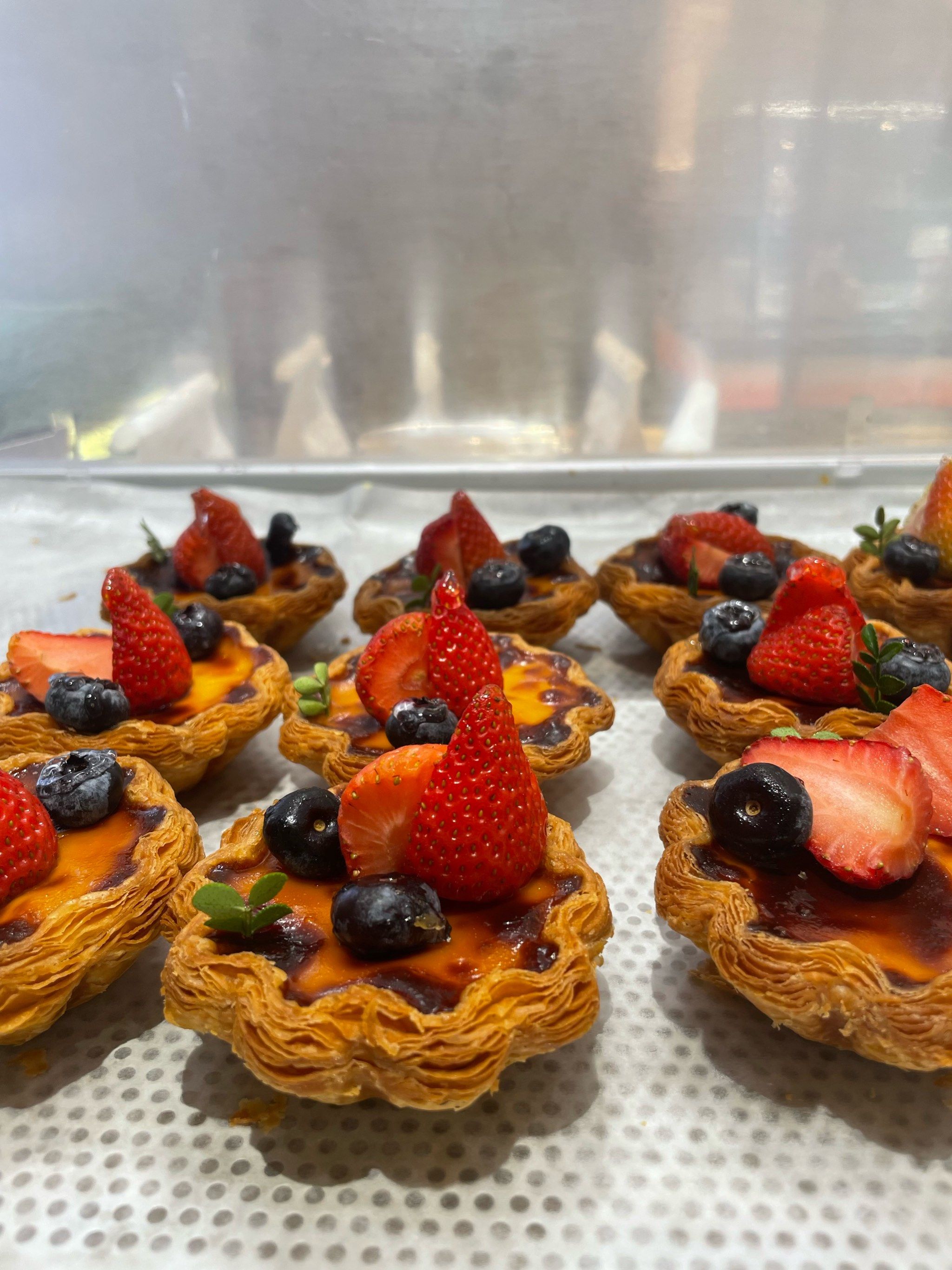 面包店内草莓蛋挞诱人,面包口味丰富超赞