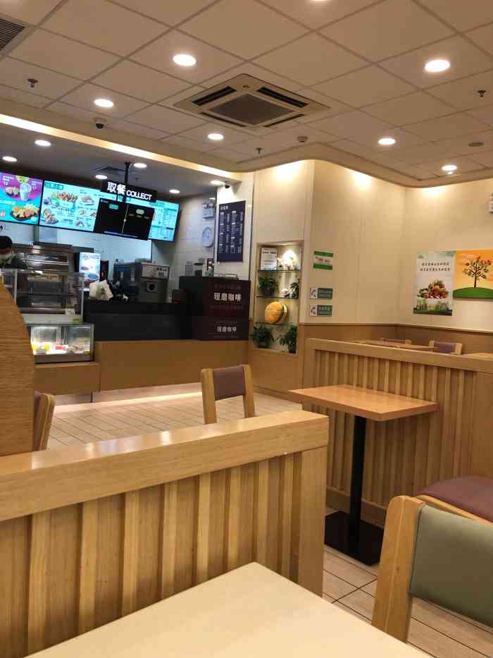 德克士(火车站北广场店)-"无锡高铁站里的德克士,下午一点左右,餐厅.