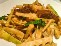 鲜嫩春竹笋炒脆皮烧肉-汤城小厨•粤菜•靓汤(金宝街店)