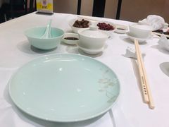 餐具摆设-金陵饭店·梅苑