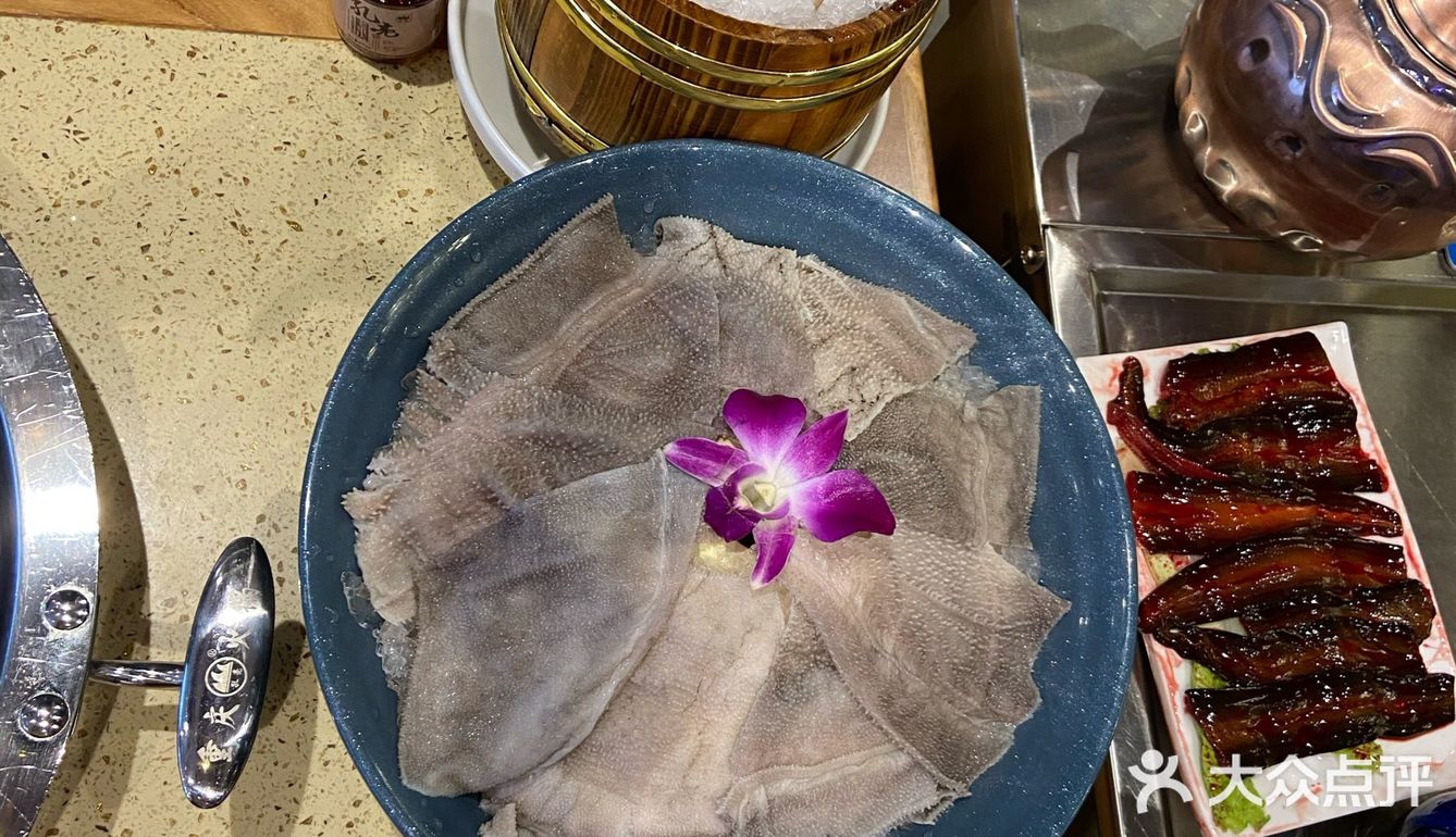 价格稍稍贵点,性价比一般般