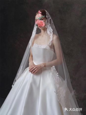 看到长沙某知名婚纱馆发了这套婚纱的图片 又想去试纱了