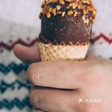 牛奶、奶油、酸奶，蛋黄，薄饼脆筒