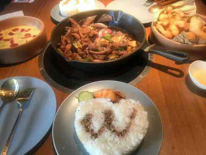 打分 店内环境好,服务员热情,帮忙煎牛肉,炸鸡牛肉都超级好吃!