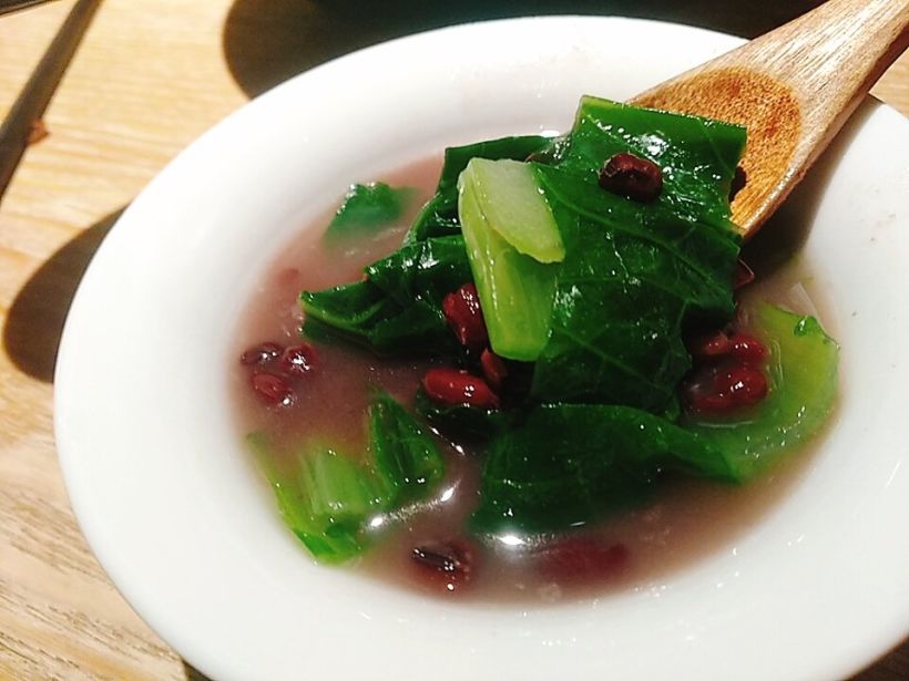 【青菜米豆汤】: 绿色的青菜和红色的豆子等煮成的汤, 怎能叫人不爱?