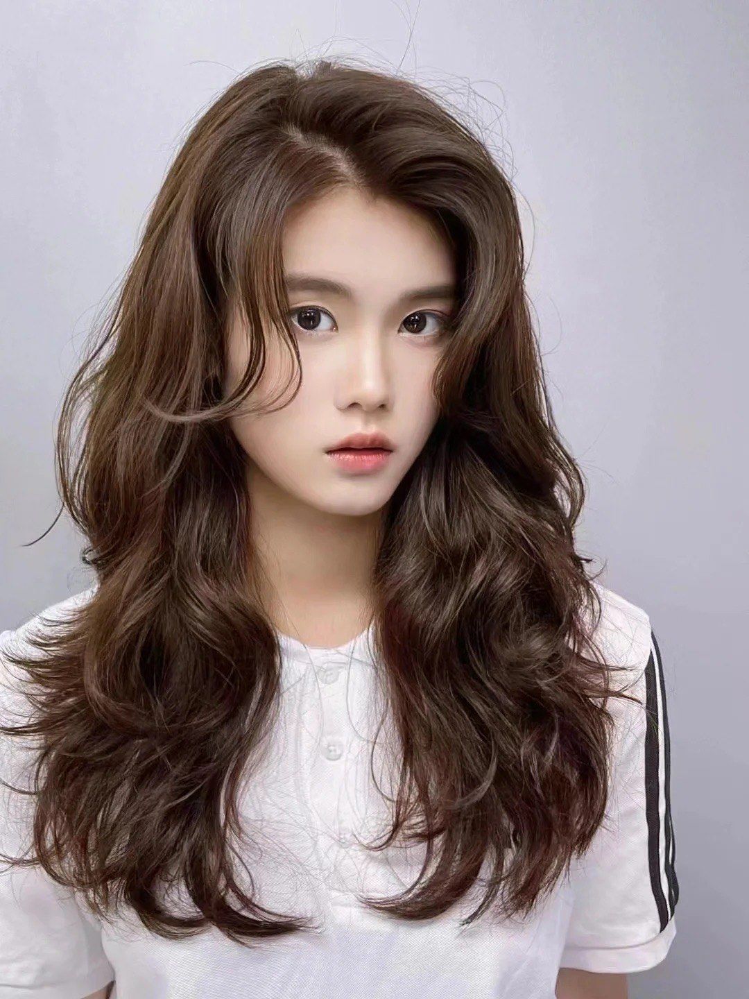 女生烫这样的发型会特别时尚吸晴!显得整