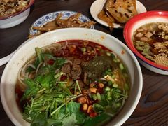 -爆炸头阿姨小四川正宗川味小吃(无任何分店)