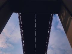 桥下游客中心停车场下看到的桥底-坝陵河大桥