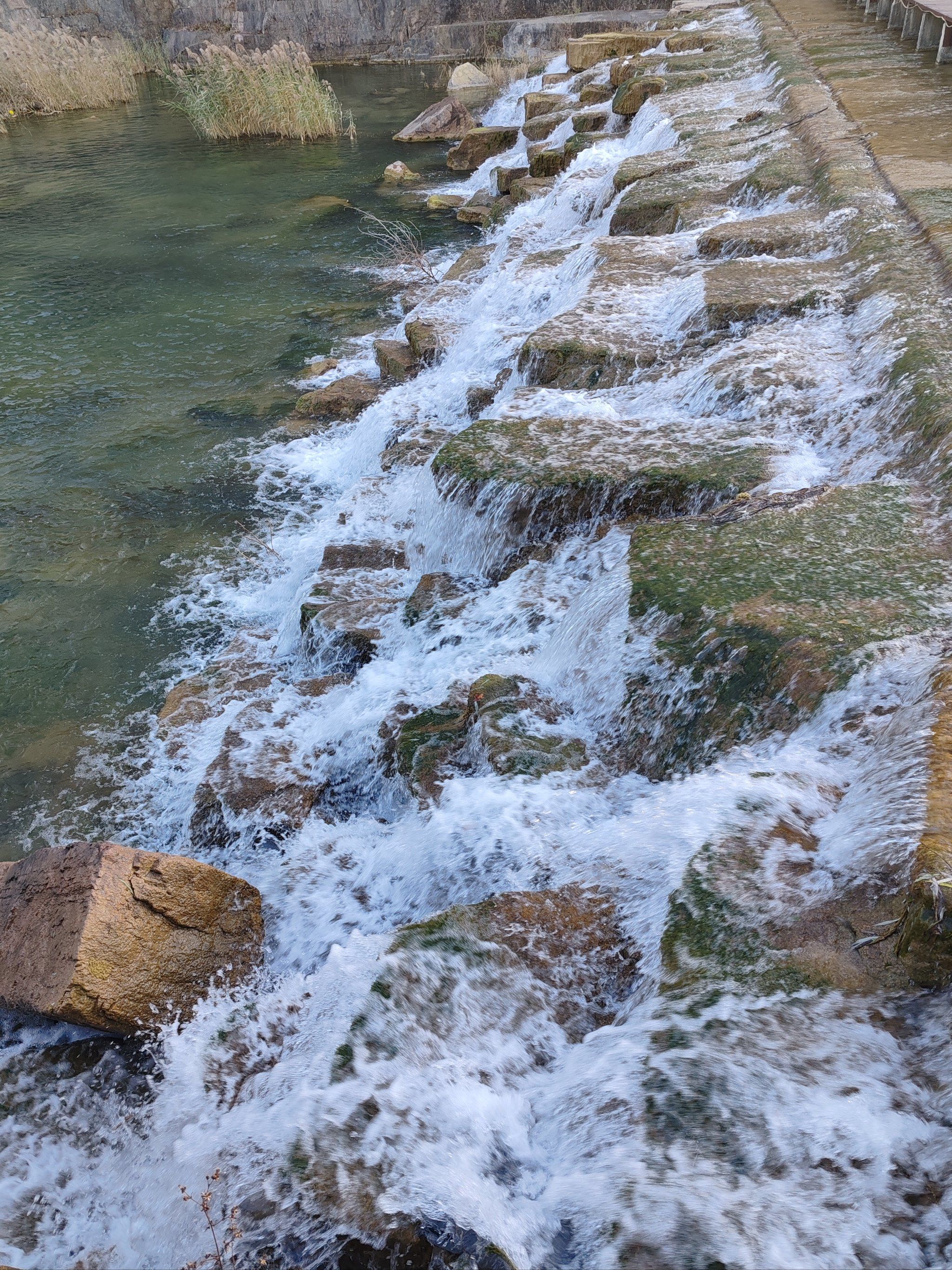 溪水潺潺伴我行