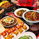 新年氛围拉满的饭店！萨拉齐湘食董家