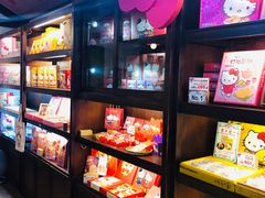 面包甜点陈列柜-红樱花食品公司Hello Kitty台湾伴手礼专卖店(淡水店)