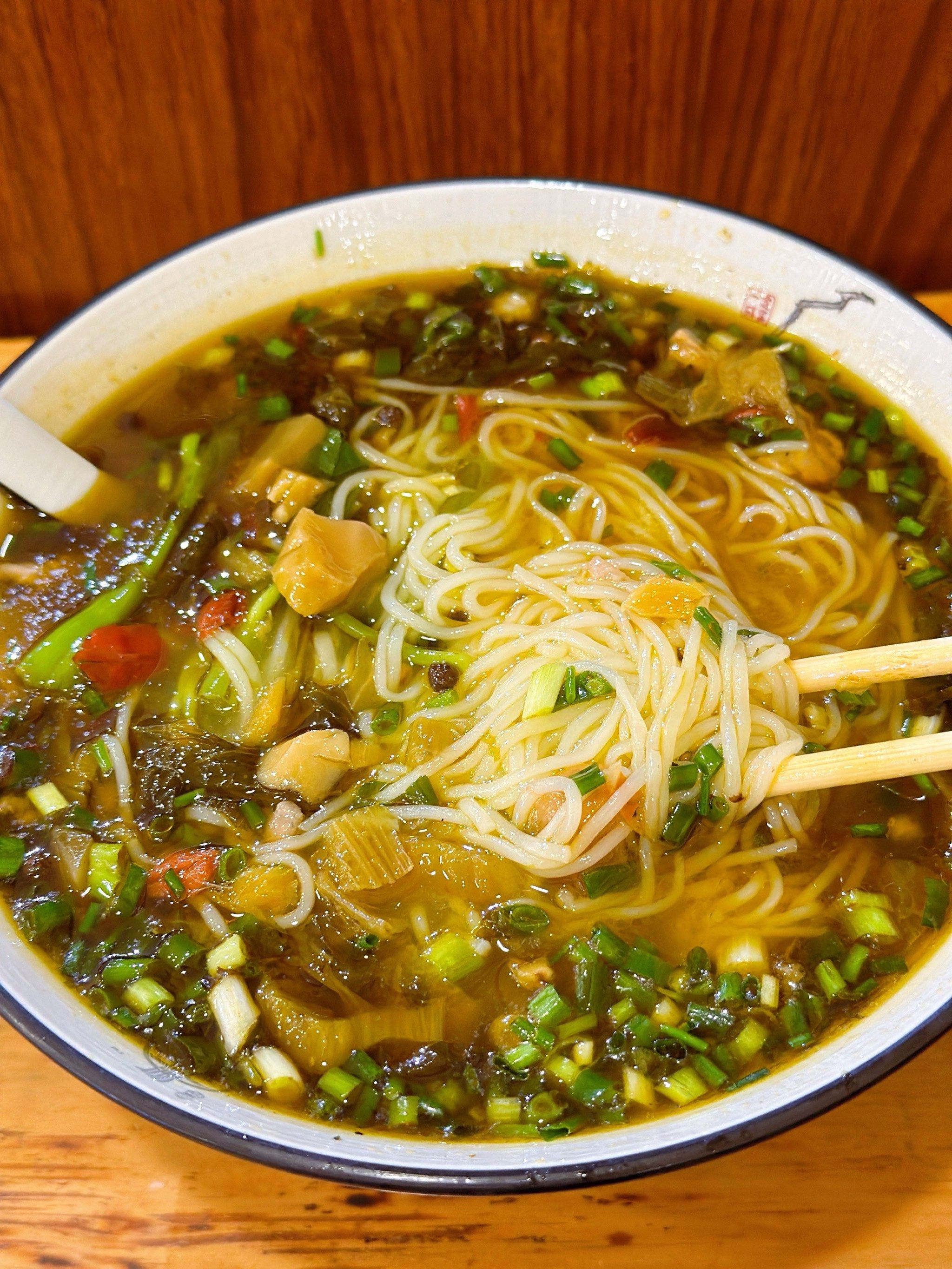 🍜 令人垂涎的酸菜肉丝米线