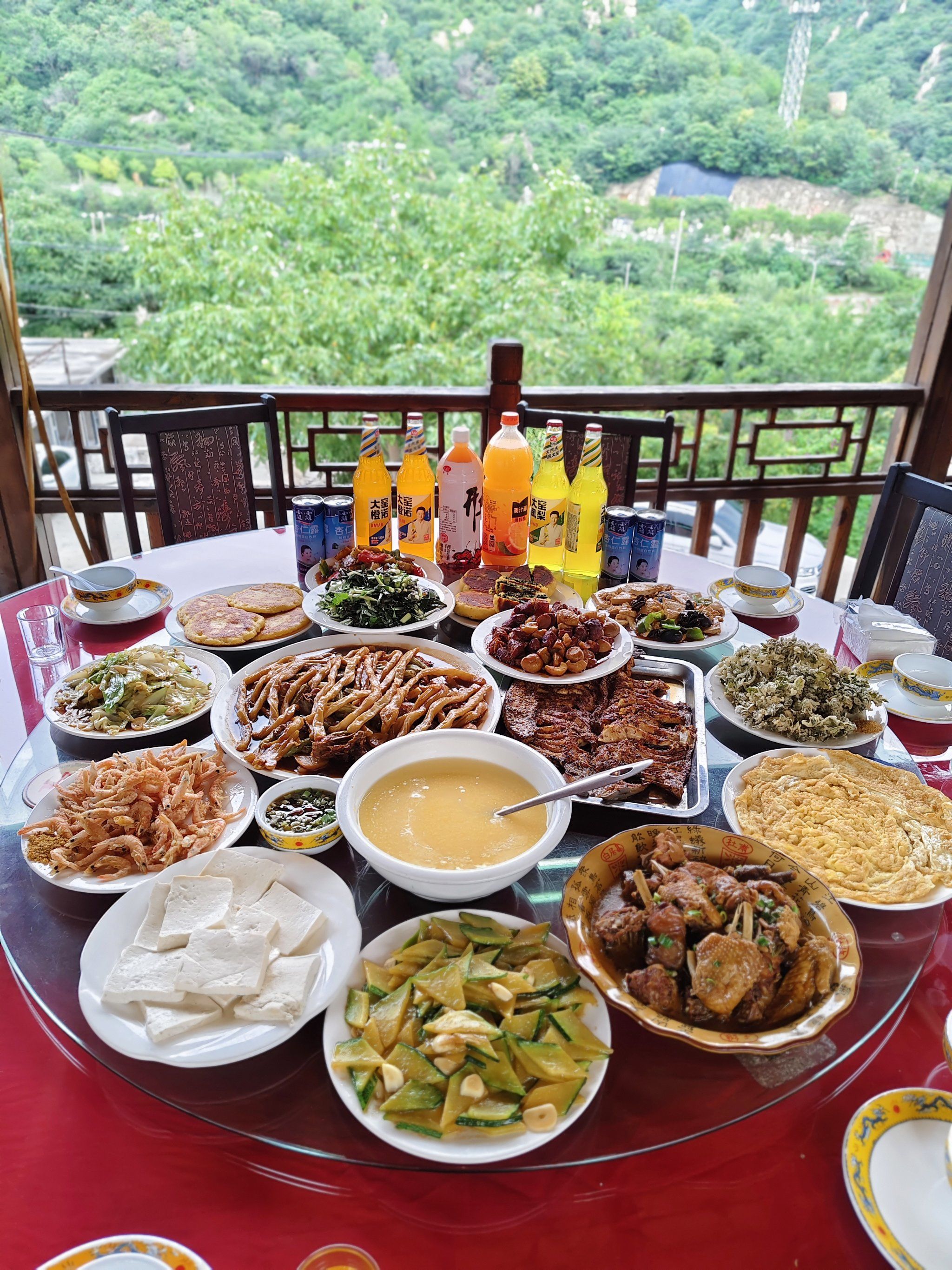 农家院内的农家菜更是一大特色,菜品新鲜,口味地道