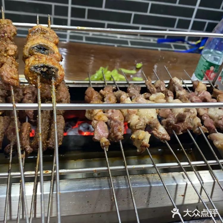晚上搓一顿烧烤，老拾烧烤是我们经过千挑万选给选出来的