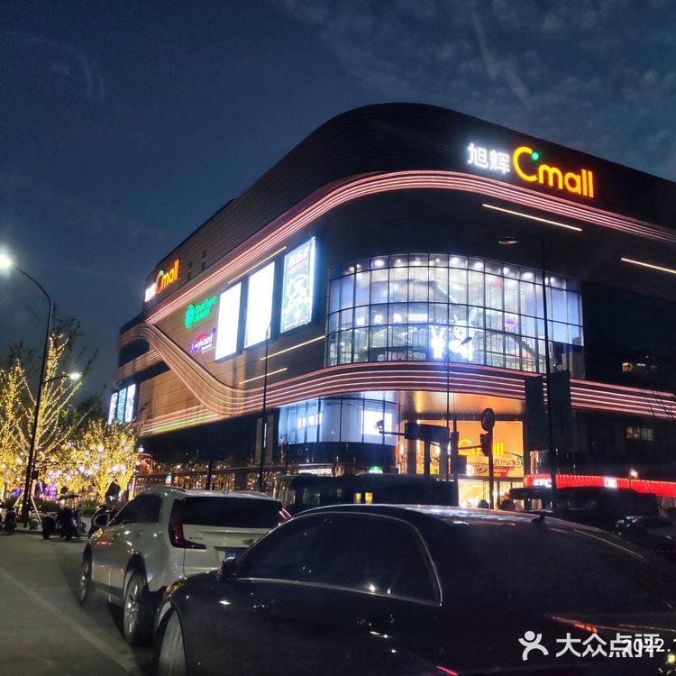 没赶上夕阳，但赶上了夜景和表演，凉爽的秋天在户外吃饭[牛排]。