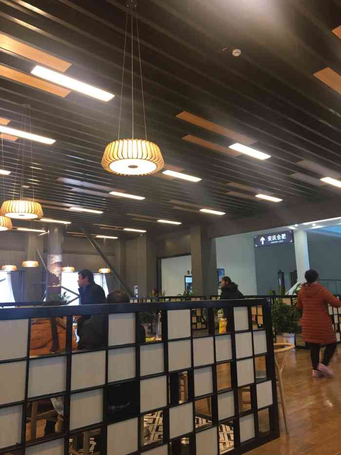 绿锦服务区-停车场-"合肥往广德的路上,和朋友两人开车一路过来.