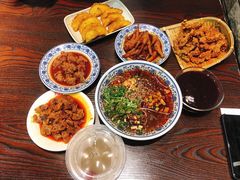 -爆炸头阿姨小四川正宗川味小吃(无任何分店)