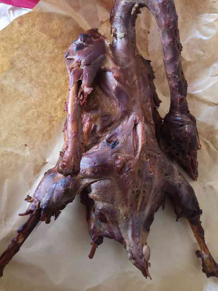 老西门烤鹅(三店)-"回老家舅舅给的,让带回家再吃,油纸包装感.