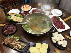 -乡土黄·鲜牛肉火锅·小龙虾(兴业街店)