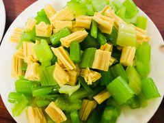 芹菜腐竹-宝瑞门钉肉饼店